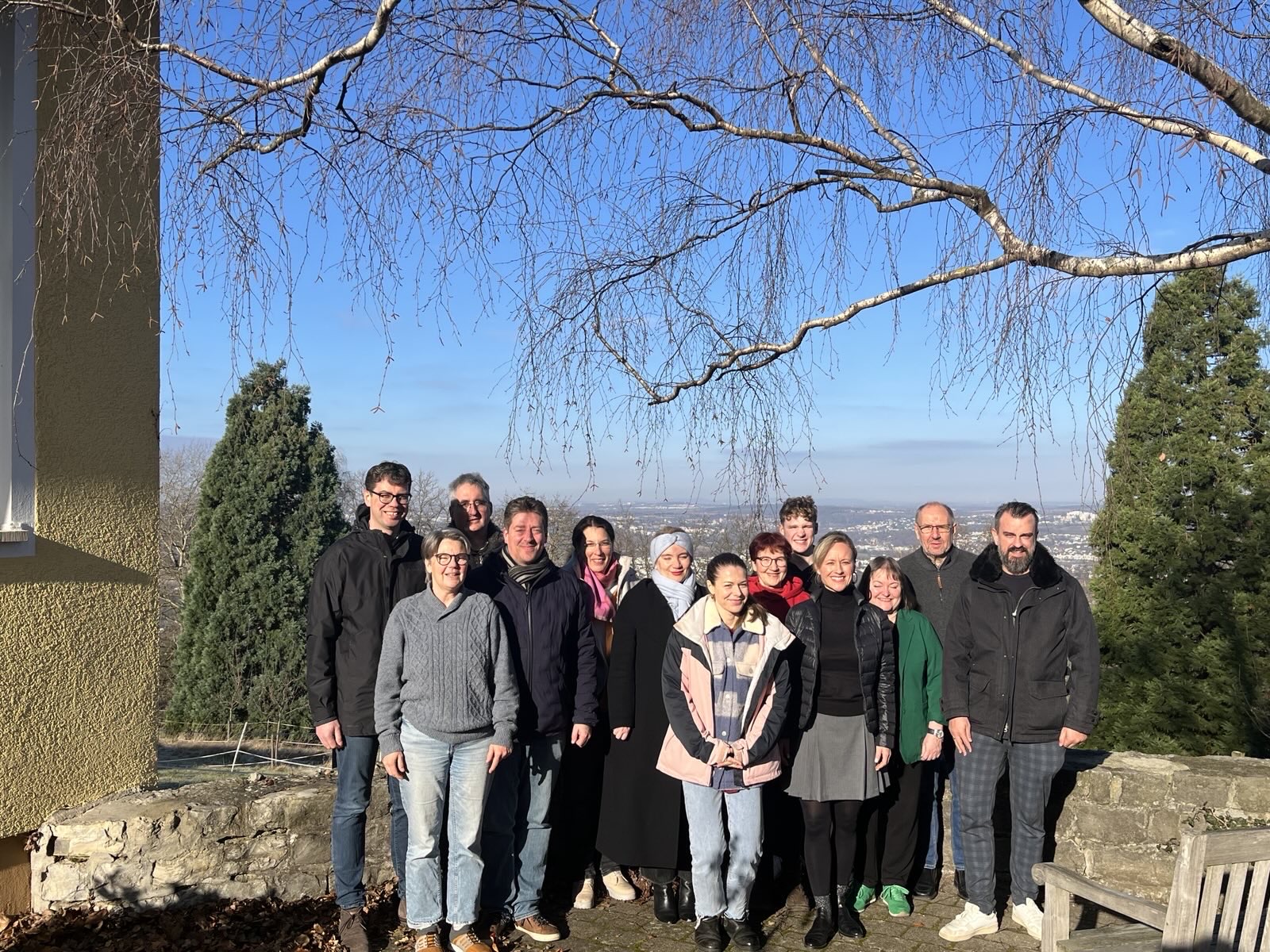 Gruppenbild des gesamten Kreisvorstands im Freien bei Sonnenschein und blauem Himmel.